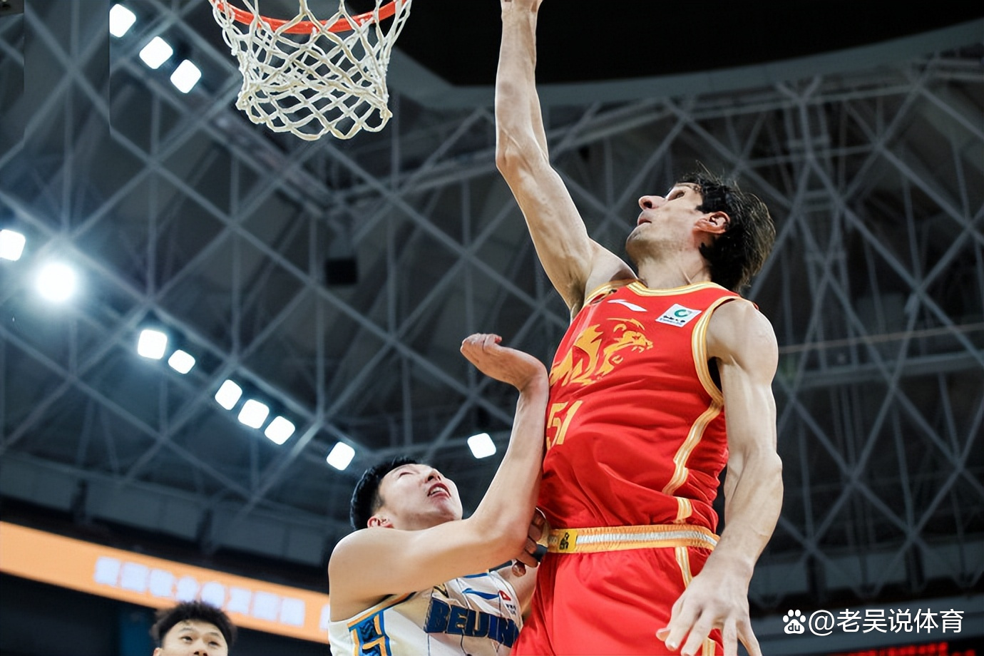 九游体育入口-球员们在场上卖力拚搏，用实际行动演绎着赛场较量的简单介绍