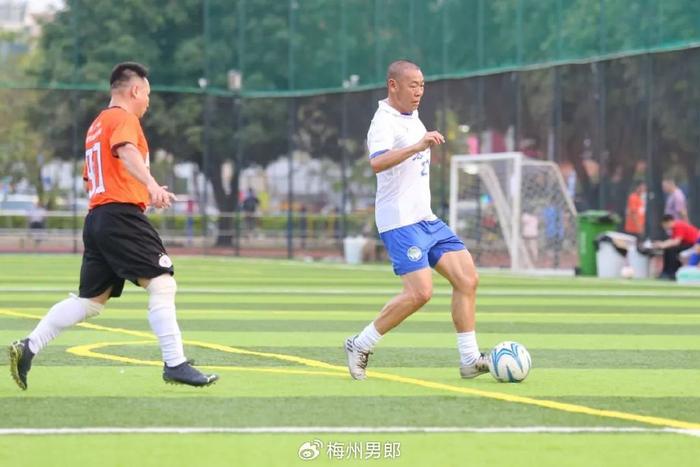 球员风采！比赛中球员们展现出色风采