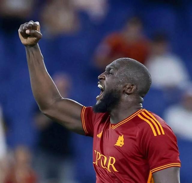 九游体育官方入口-卢卡库带领球队晋级，走向胜利之路