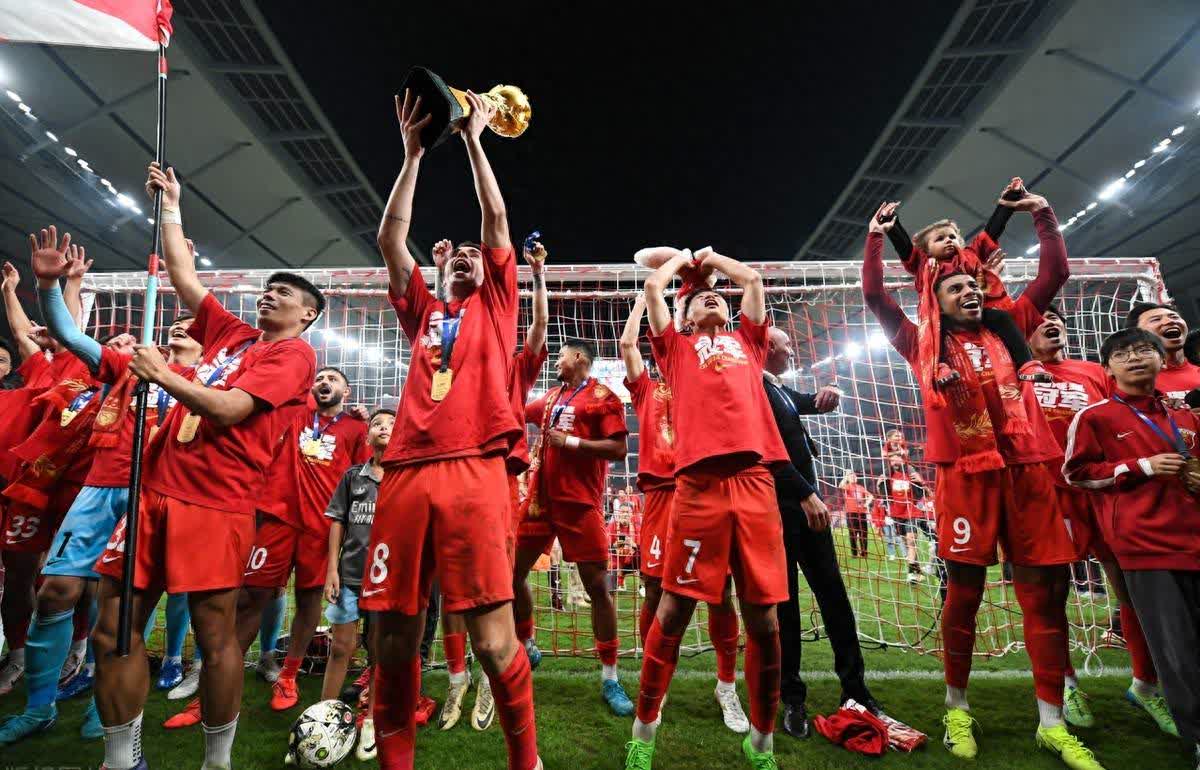 一支实力雄厚的球队即将在主场出战