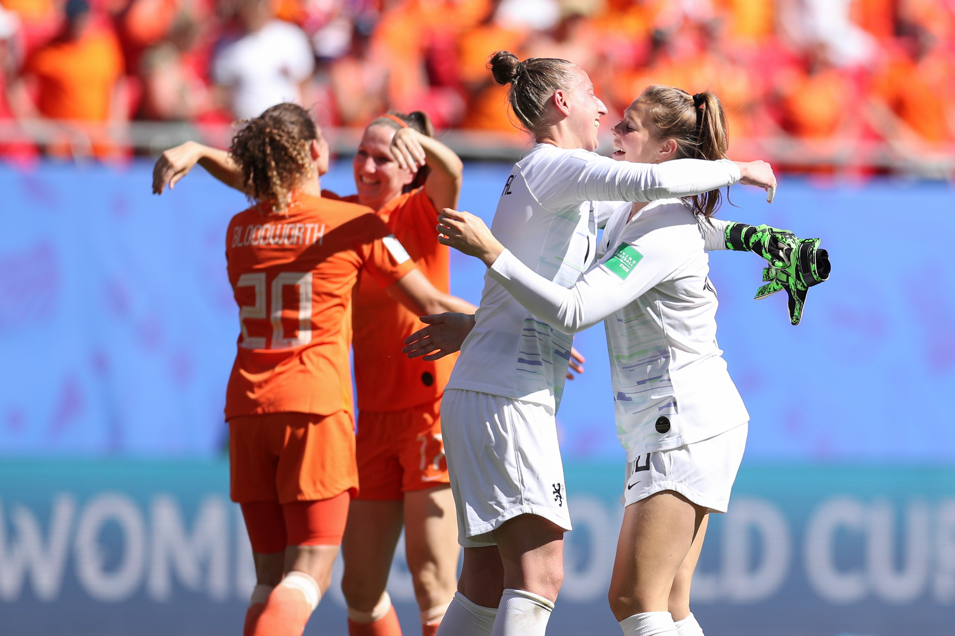 -瓦朗谢纳客场表现出色，取得胜利领先