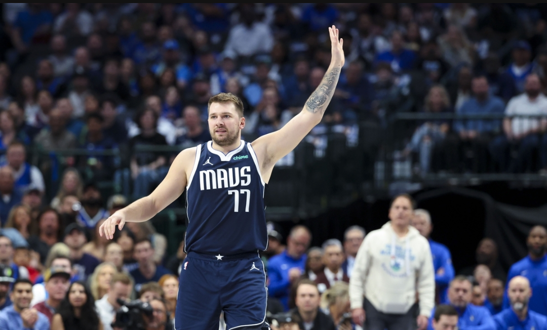 关于太阳客场力克独行侠，球队整体表现出色赢得比赛的信息