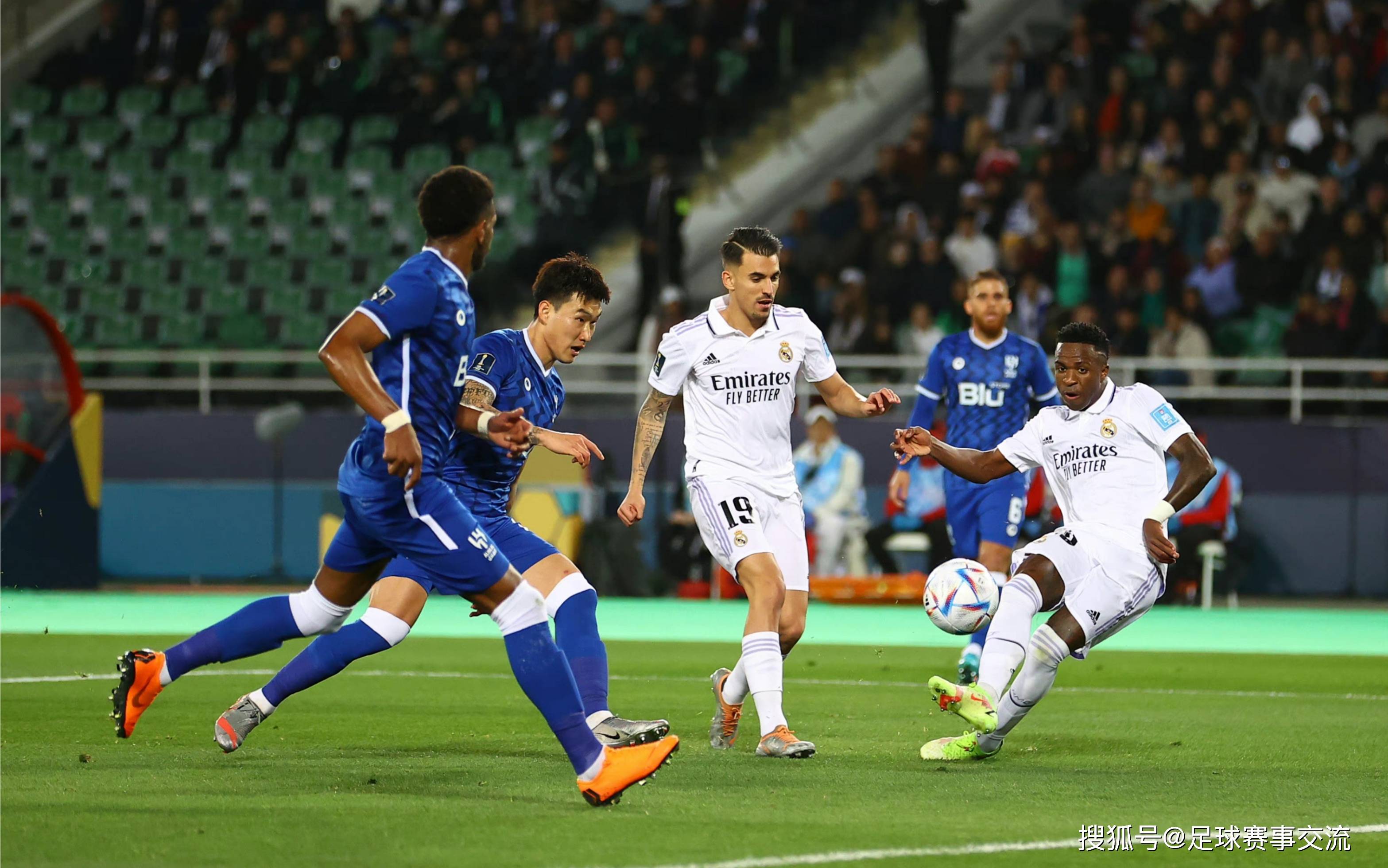 包含激烈足球比赛燃起热情，球员拼尽全力的词条