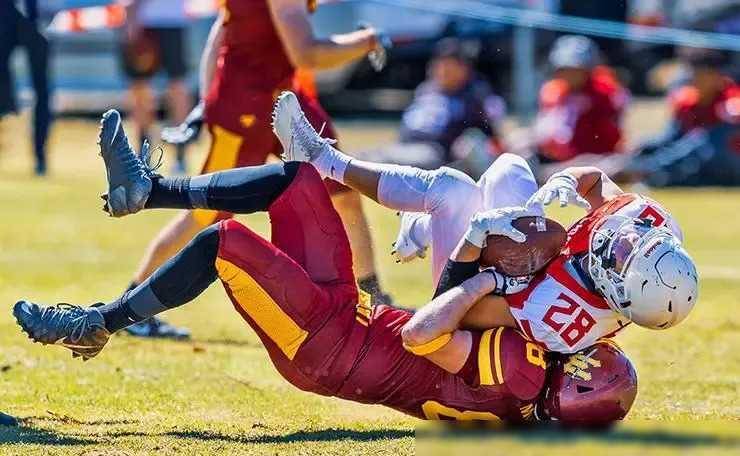 九游体育官网-橄榄球比赛：硬汉对决，无惧阻挡