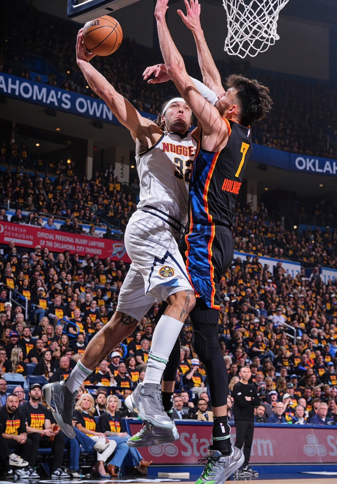 关于掘金主场胜单元，约基奇决胜局掷地有声领军的信息