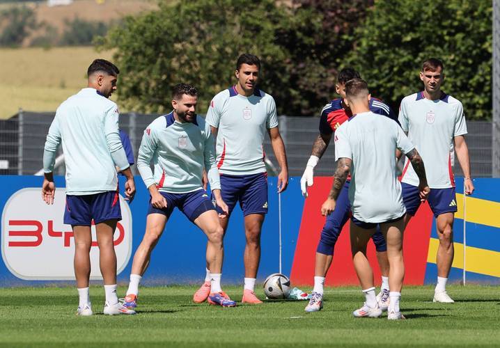 包含西班牙迎战希腊，备战欧洲杯预选赛关键战的词条