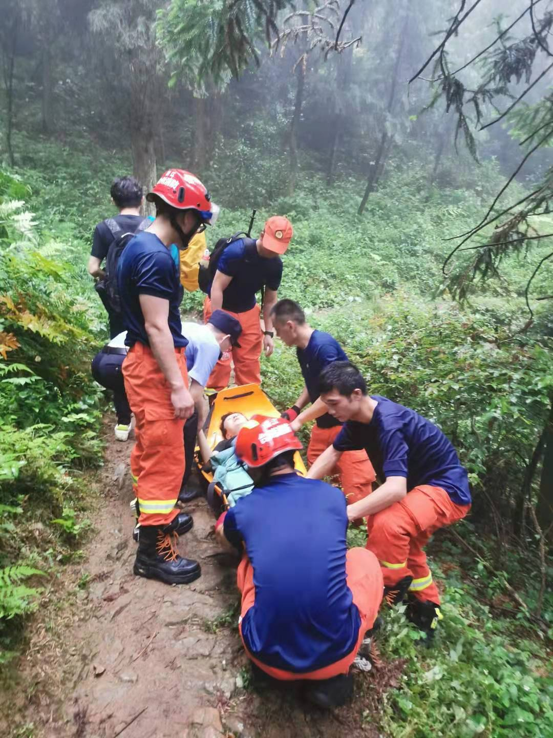 眼见球拍打折，情绪失控现场险象环生的简单介绍