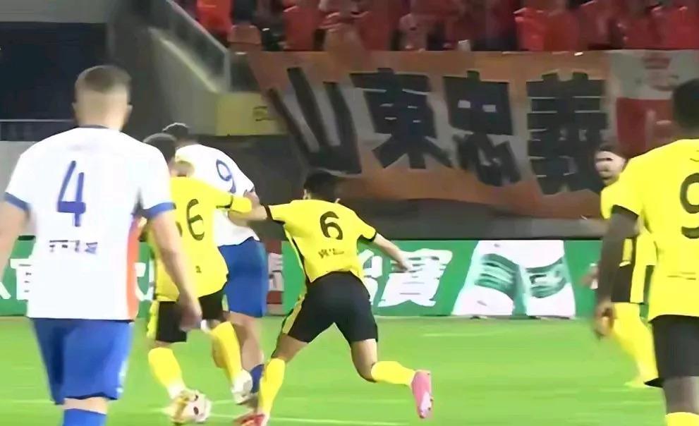 -关于红牌事件引发球员争议，裁判面临压力的信息