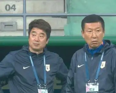 关于红牌事件引发球员争议，裁判面临压力的信息