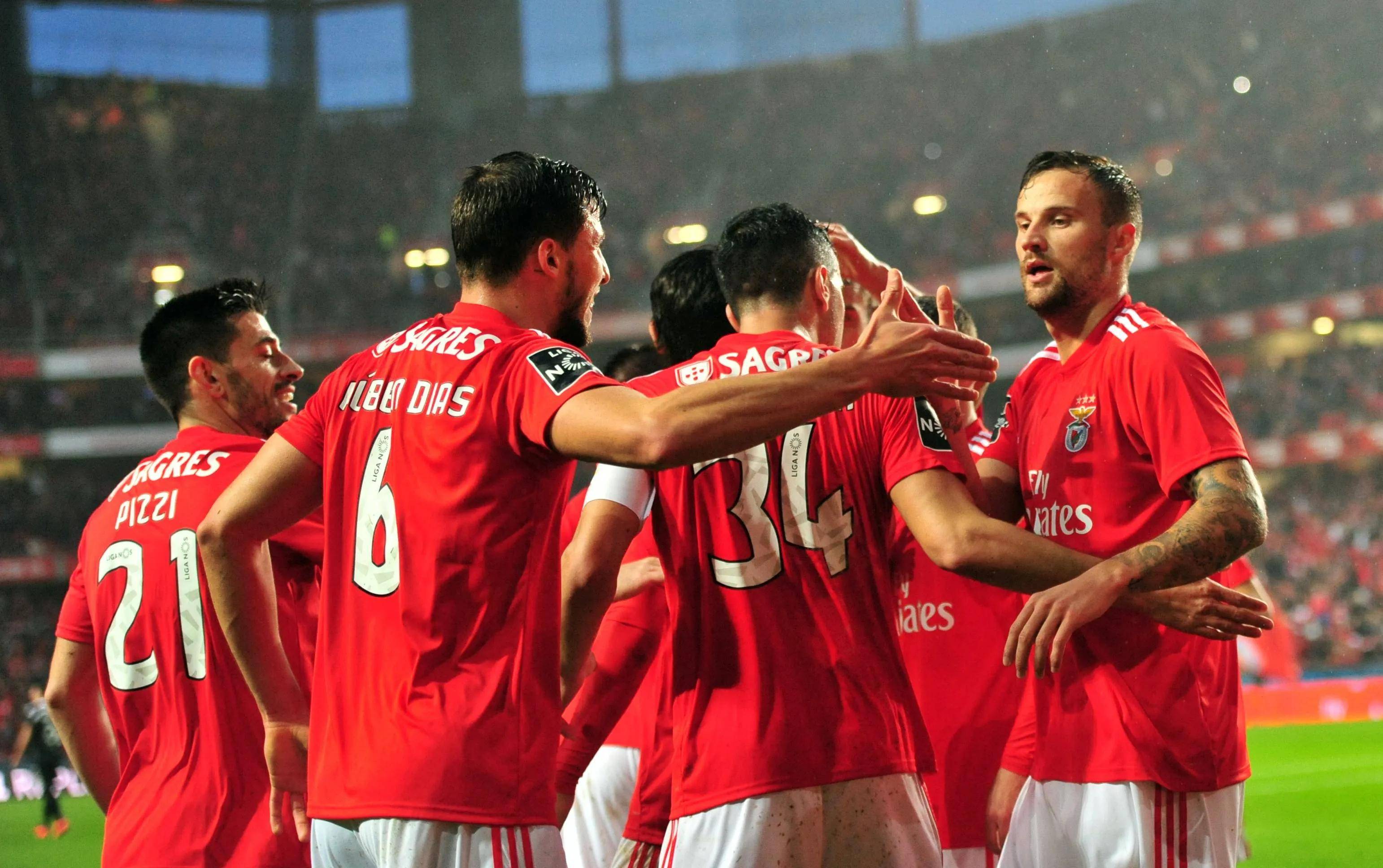 包含欧预赛比赛紧张开打，双方战力对决防守的词条