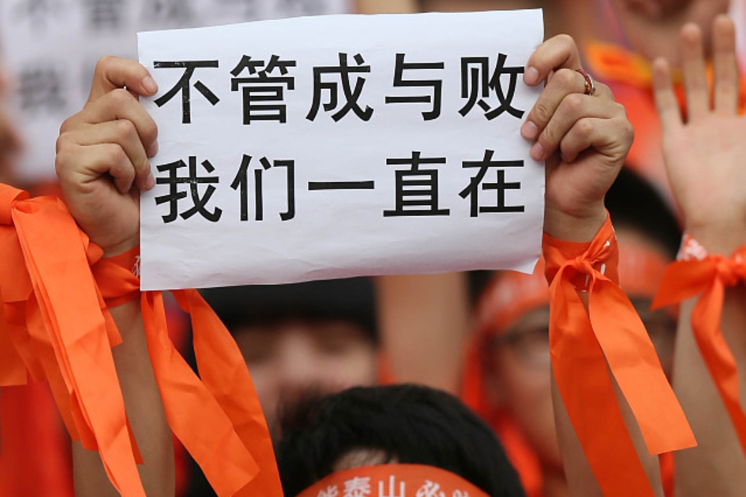 球队全力以赴拚搏比赛，斗志高昂