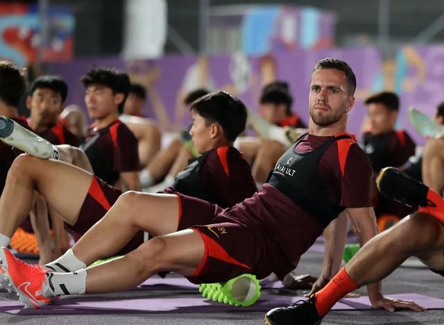 球队全力以赴拚搏比赛，斗志高昂