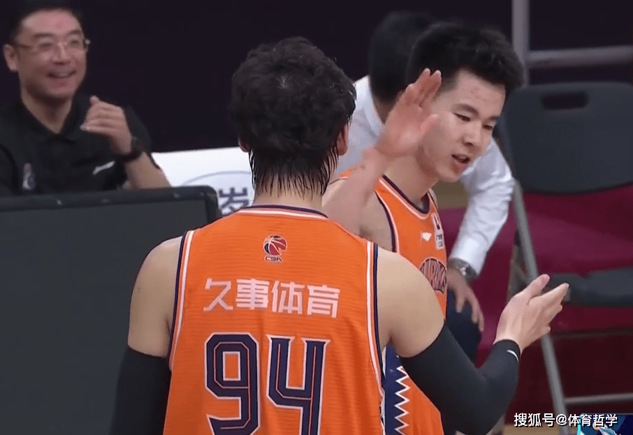 包含斯托克城主教练鼓舞士气，球队迎来连胜的词条