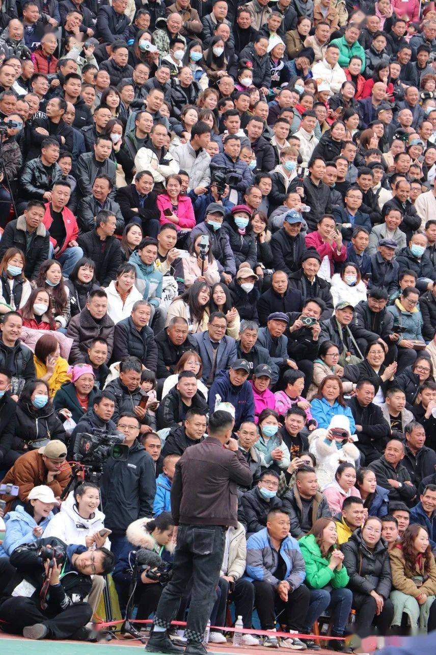 比赛现场气氛火爆，观众尽兴欢呼