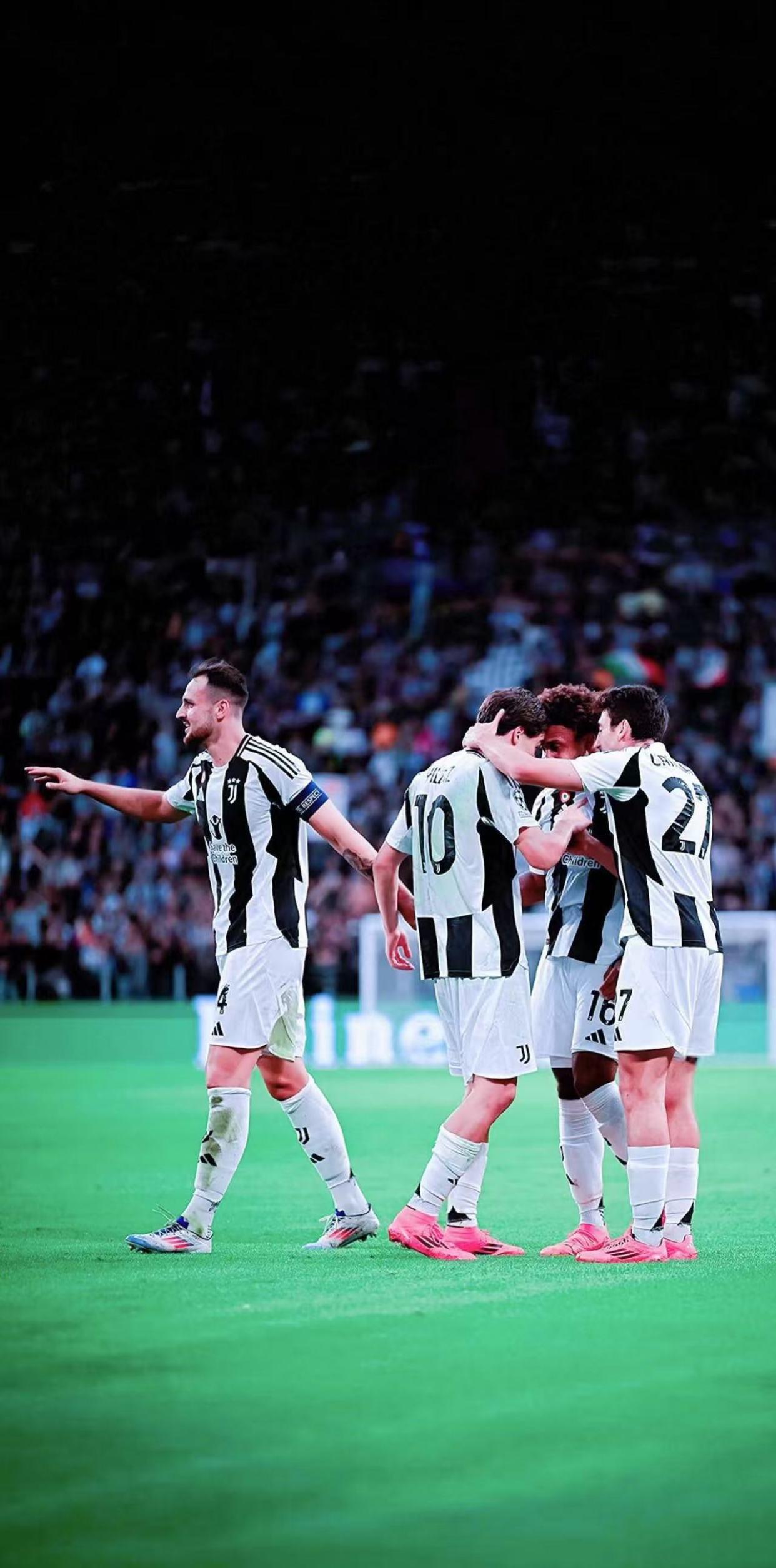 足球联赛紧张开战,球队势均力敌激烈对抗 足球联赛紧张开战,球队势均力敌激烈对抗